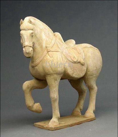 PROMINENT CHINESE TANG DYNASTY POTTERY HORSE STATUE