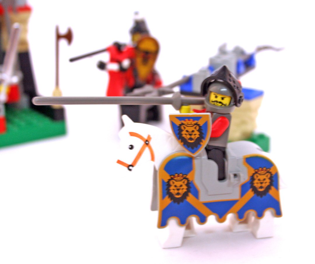 LEGO 6095 Knights' Kingdom Royal Joust Retiered and Rare