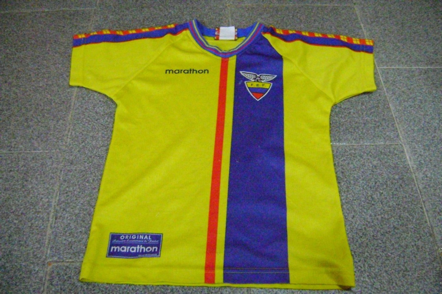 old soccer Jersey Ecuador Size Boys 6 years aprox. 2XS. Marathon .short