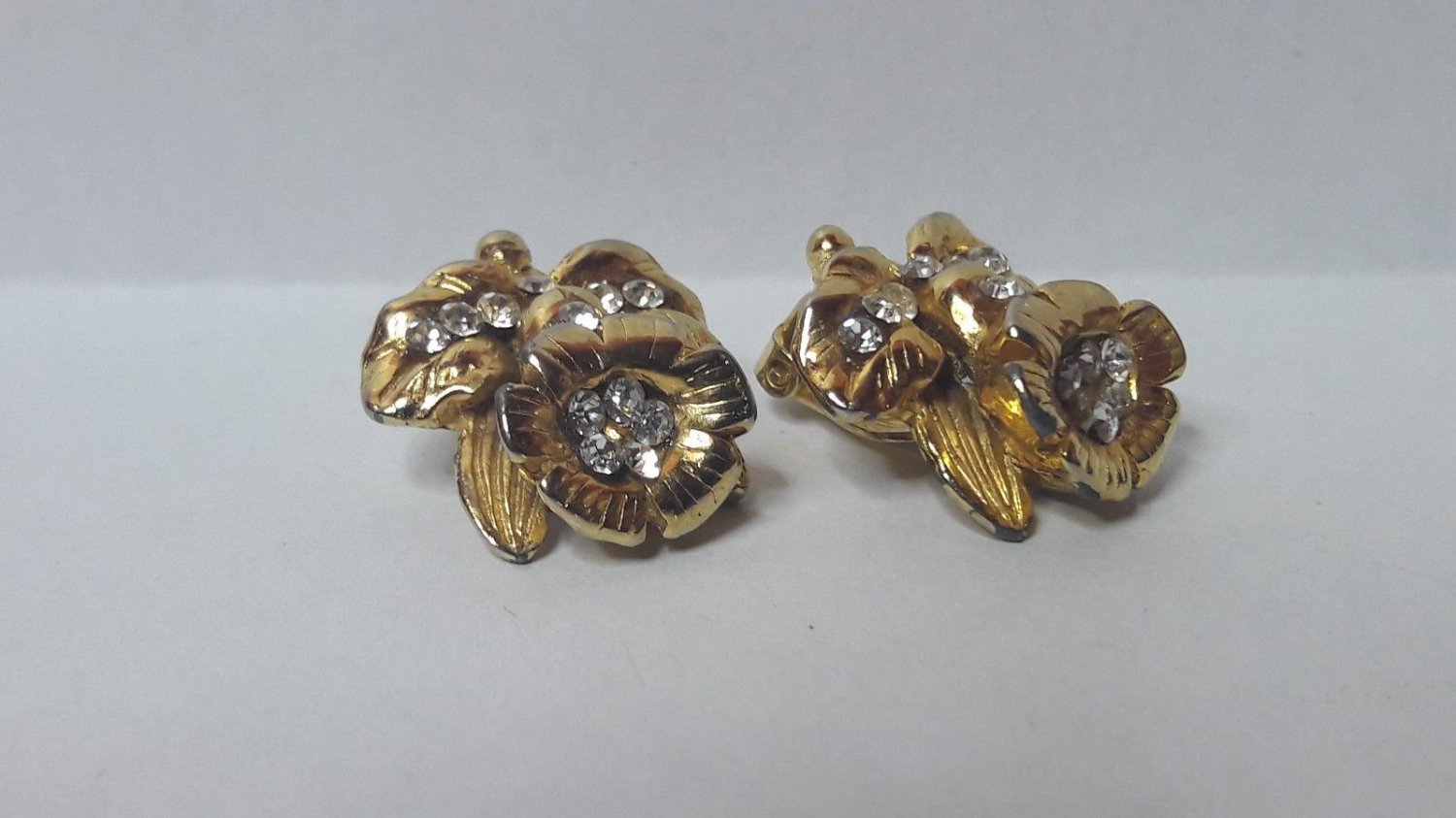 vintage earring clip  with strass flower design good condi