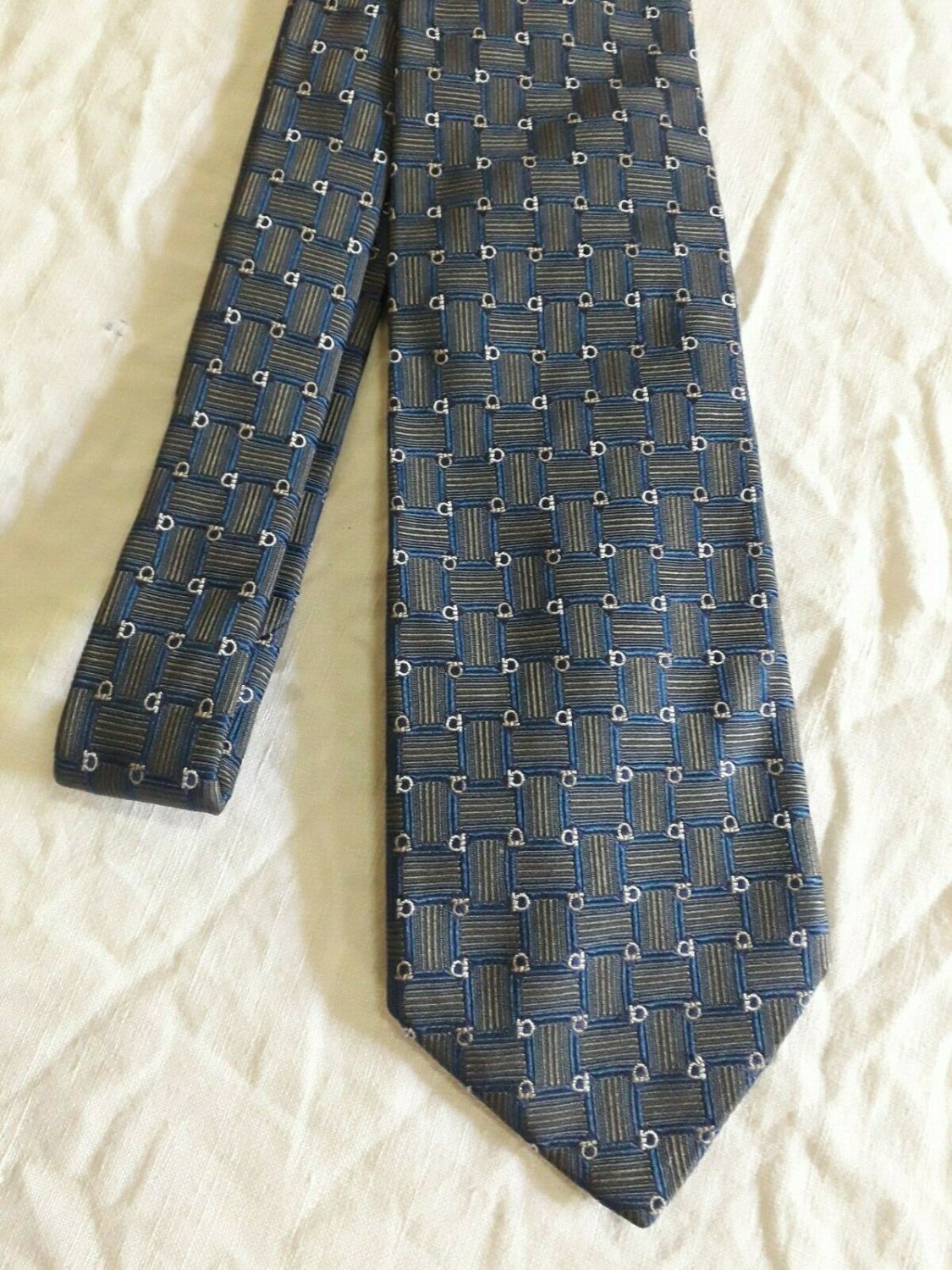 Salvatore Ferragamo.  tie original.  100 % Silk  blue color
