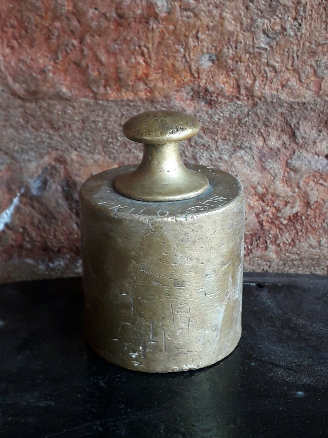 Vintage old  bronze weight 1 kilo  pesa bronce