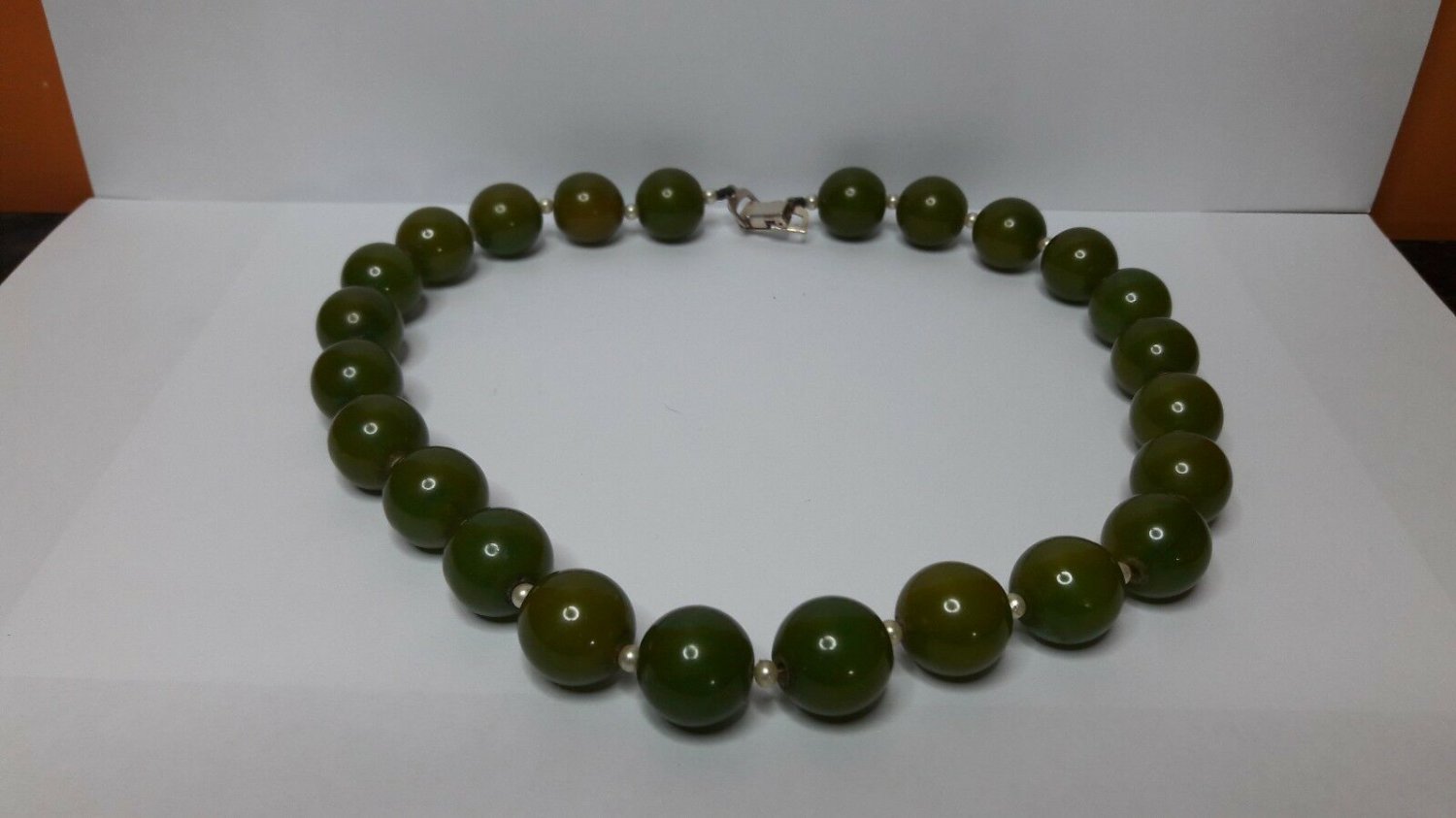 vintage old Bakelite necklace .  green marble color
