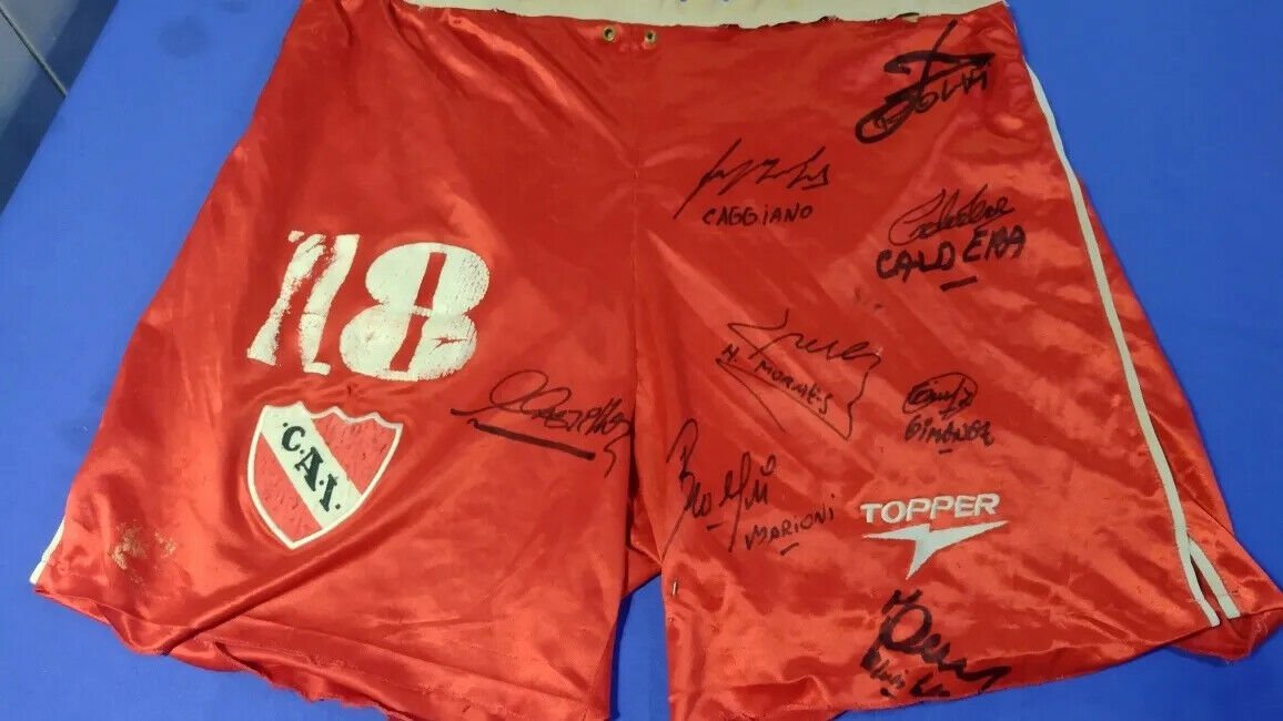 old  soccer short club independiente  autograph Calderon, Bruno Marioni, Islas