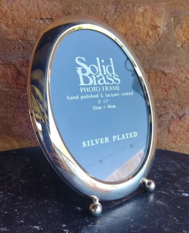 silver metal photo frame. in good conditions