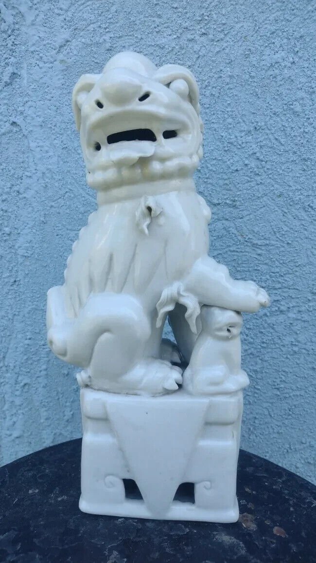 old White Chinese porcelain foo dog. details