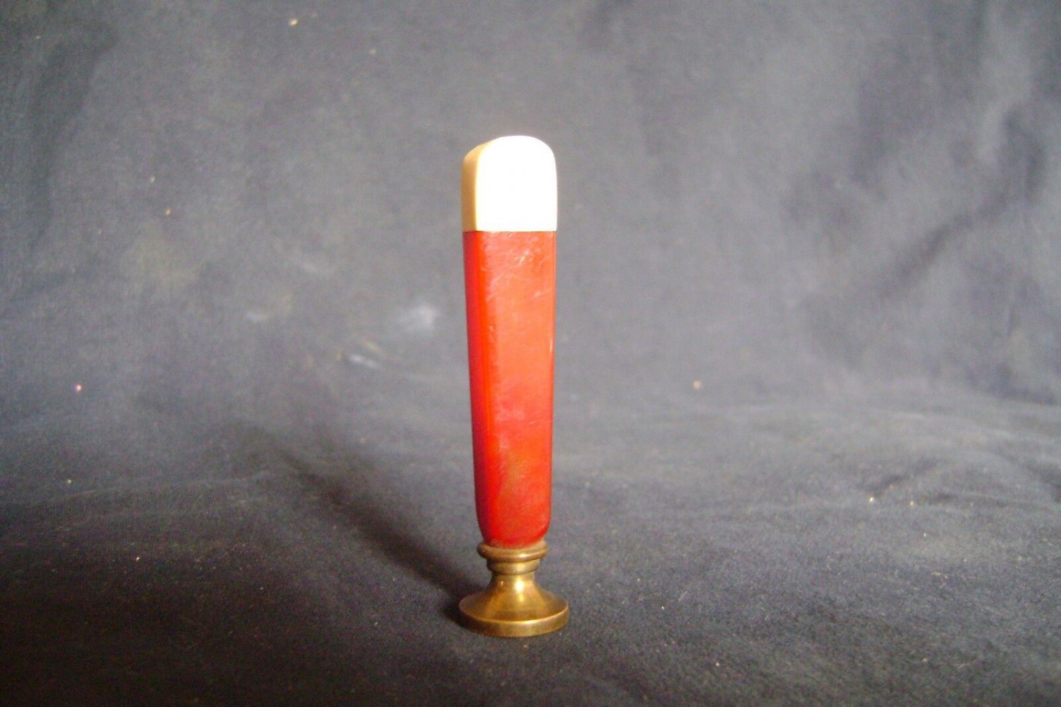 vintage bakelite seal  art deco red color and beige