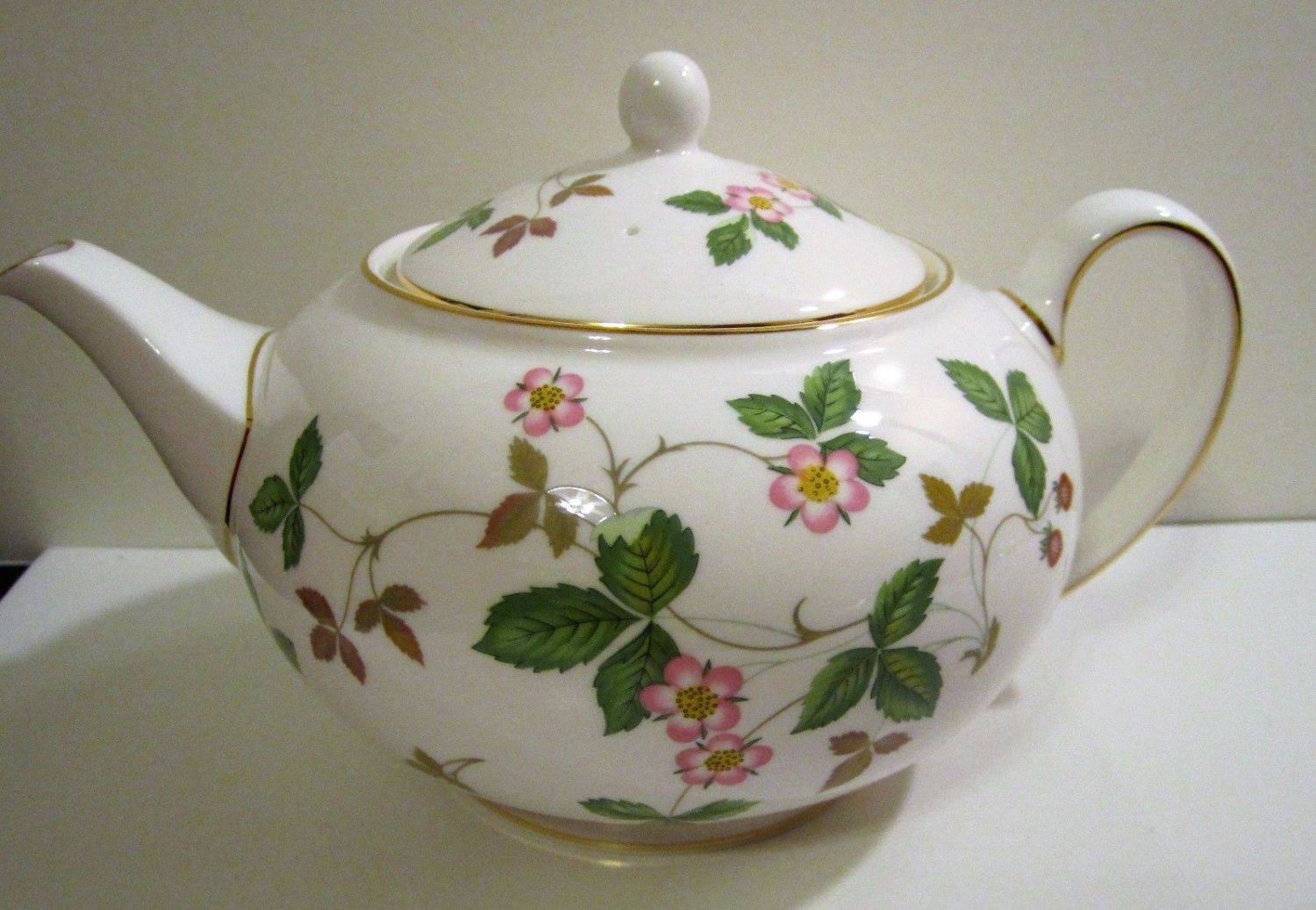 Wedgwood Wild Strawberry Teapot 1.4 Pt Brand New with Tag 50105506091