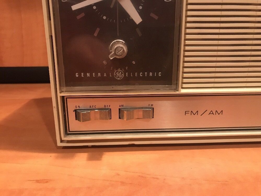 VINTAGE GE AM/FM SOLID STATE CLOCK RADIO