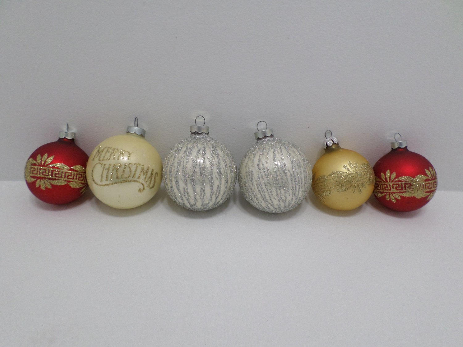 Christmas Tree Ornaments Glass Bulbs Assorted Sizes 6 pcs