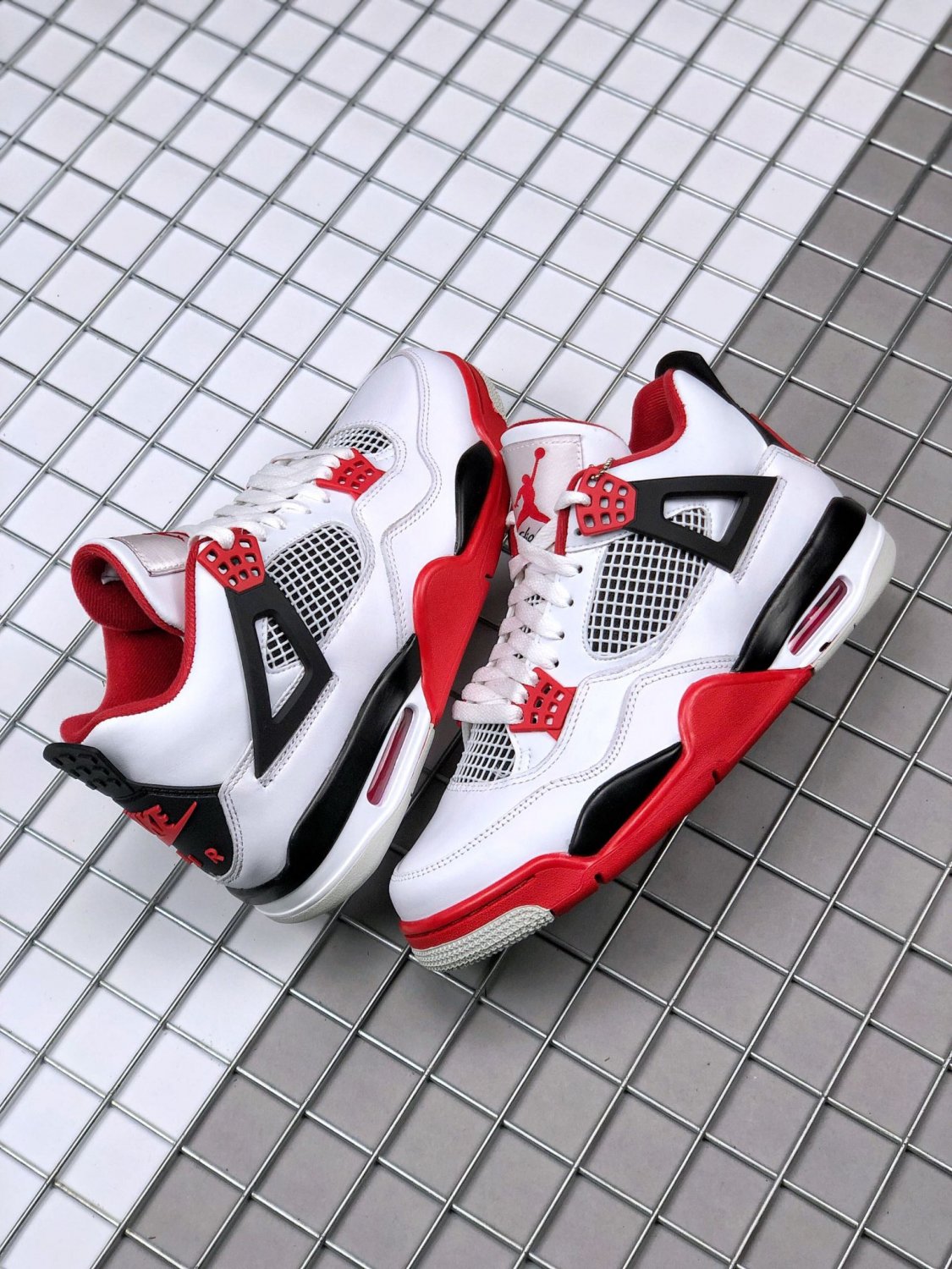 Men & Wmns Jordan 4 OG Fire Red (1989)