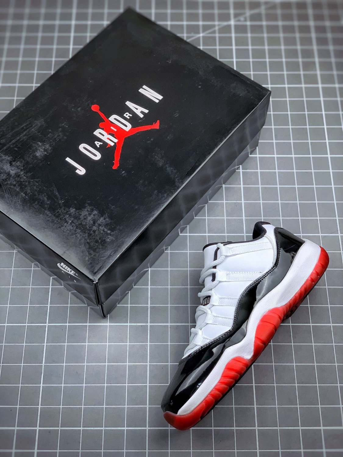 Men & Wmns Jordan 11 Retro Low Concord Bred