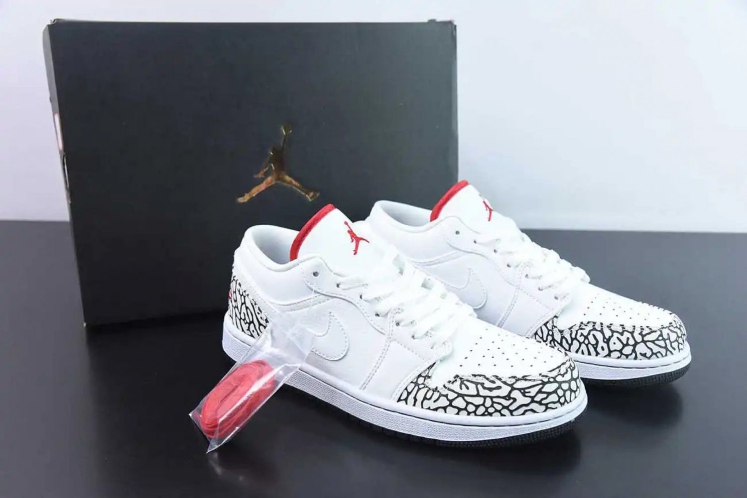 Men & Wmns Jordan 1 Phat Low Cement Grey_1