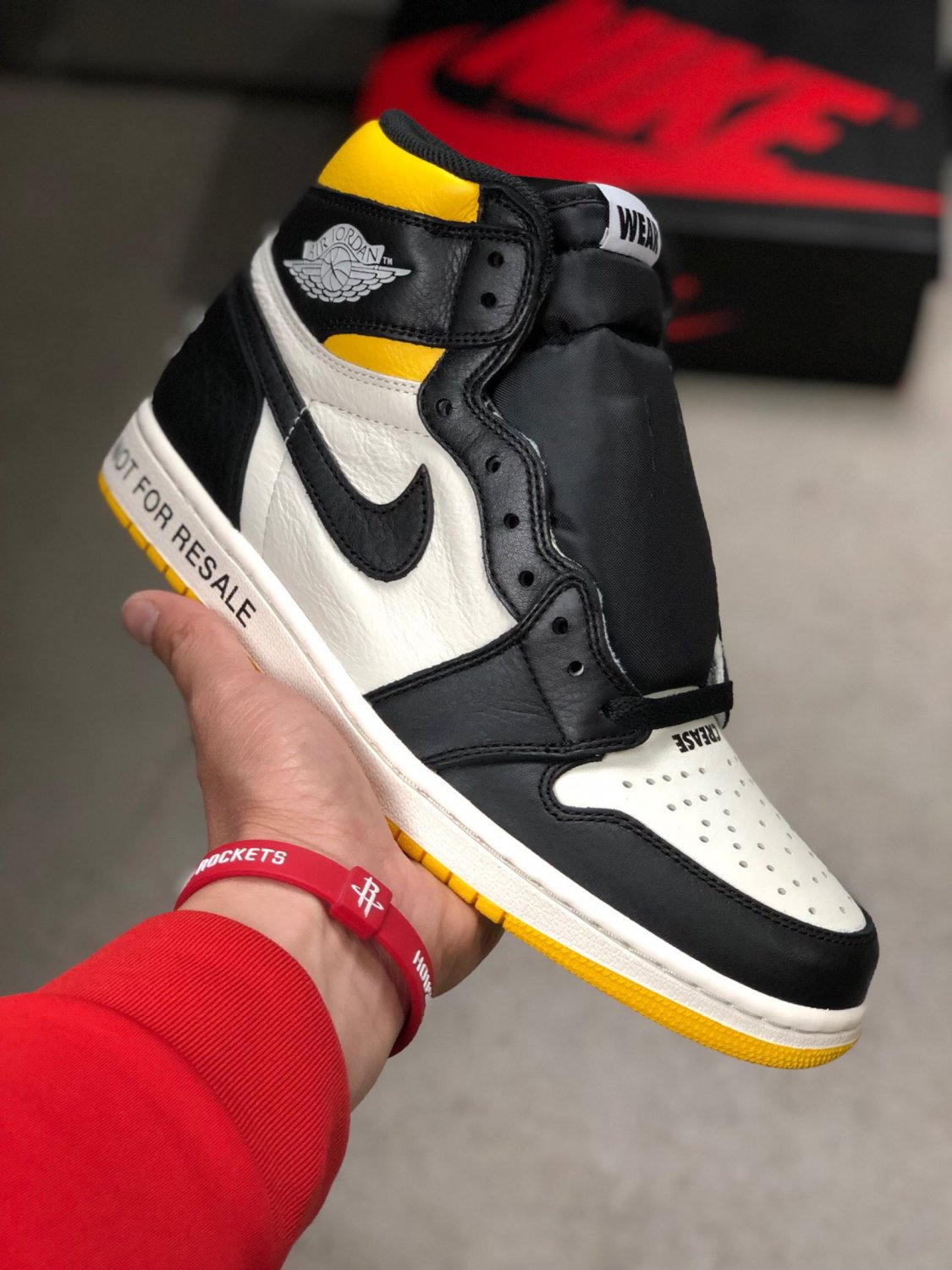 Men & Wmns jordan 1 retro high not for resale varsity maize_1
