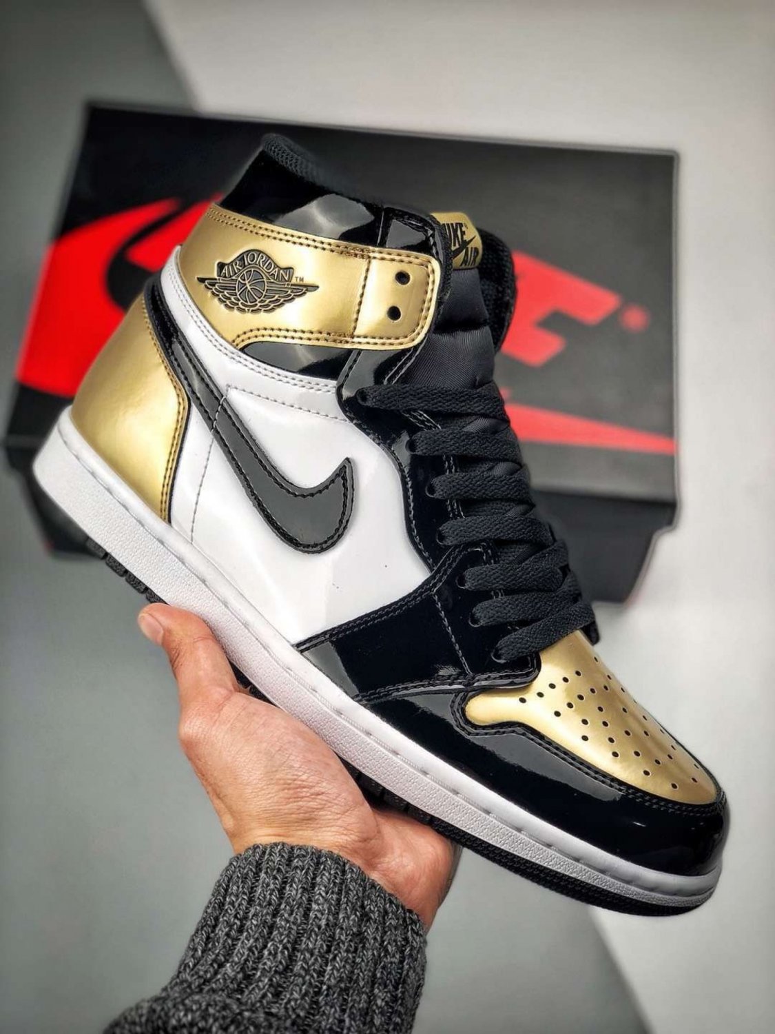 Men & Wmns Jordan 1 Retro High NRG Patent Gold Toe