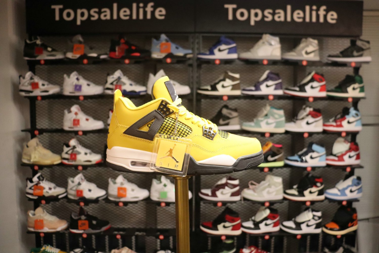 Men & Wmns Jordan 4 Retro Lightning (Special Box)