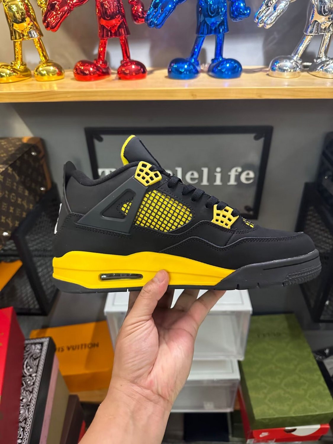 Men & Wmns Jordan 4 Retro Thunder (2012)
