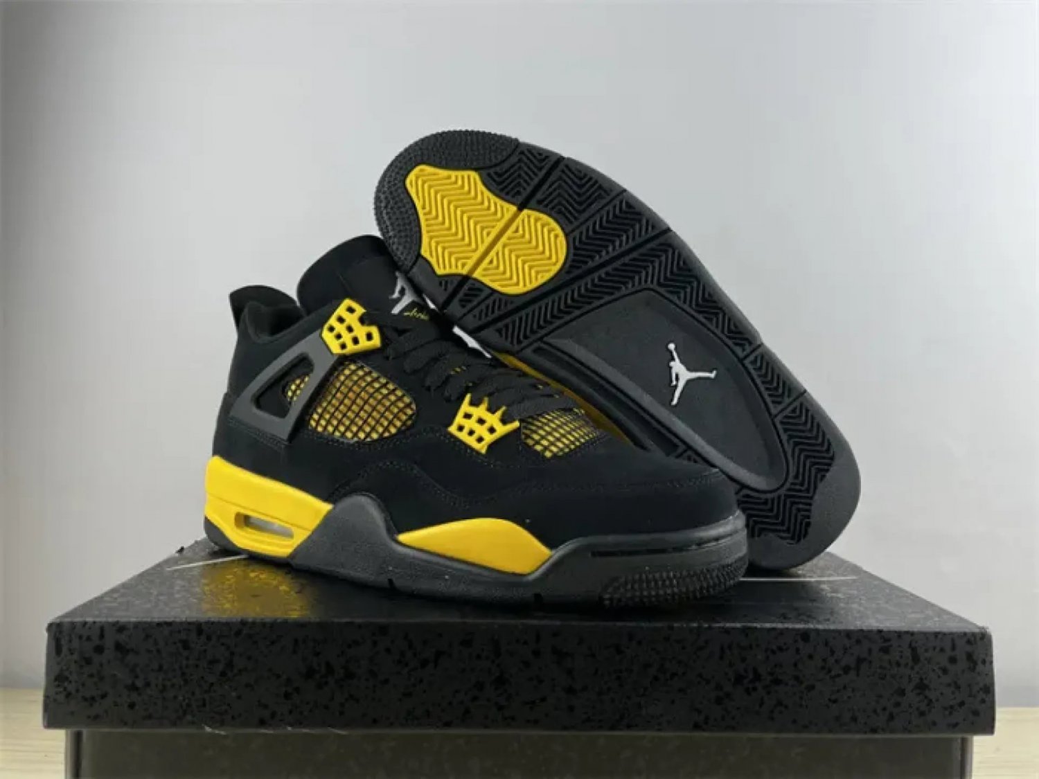 Air Jordan 4 &acirc;��Thunder&acirc;��