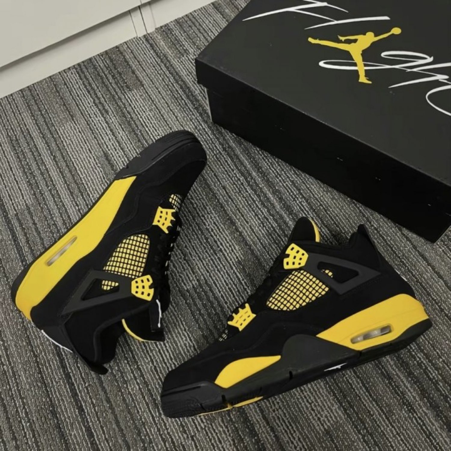 Air Jordan 4 Retro Thunder 2012