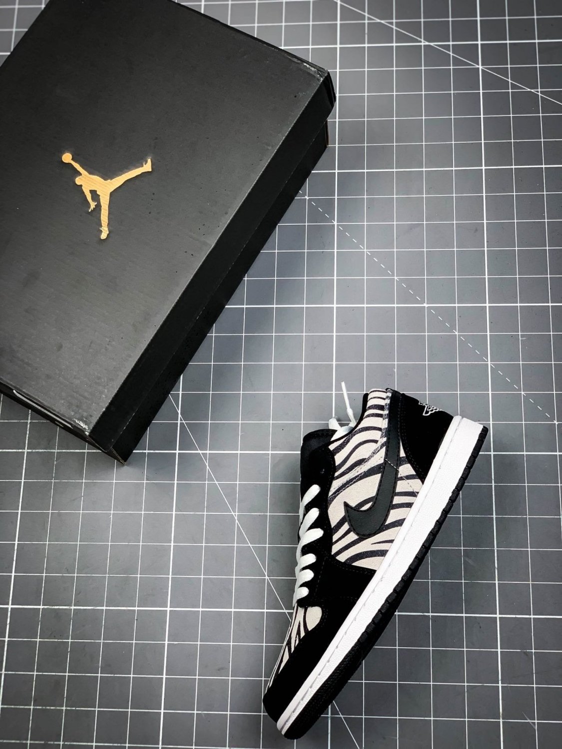 Jordan 1 Low Zebra Black White