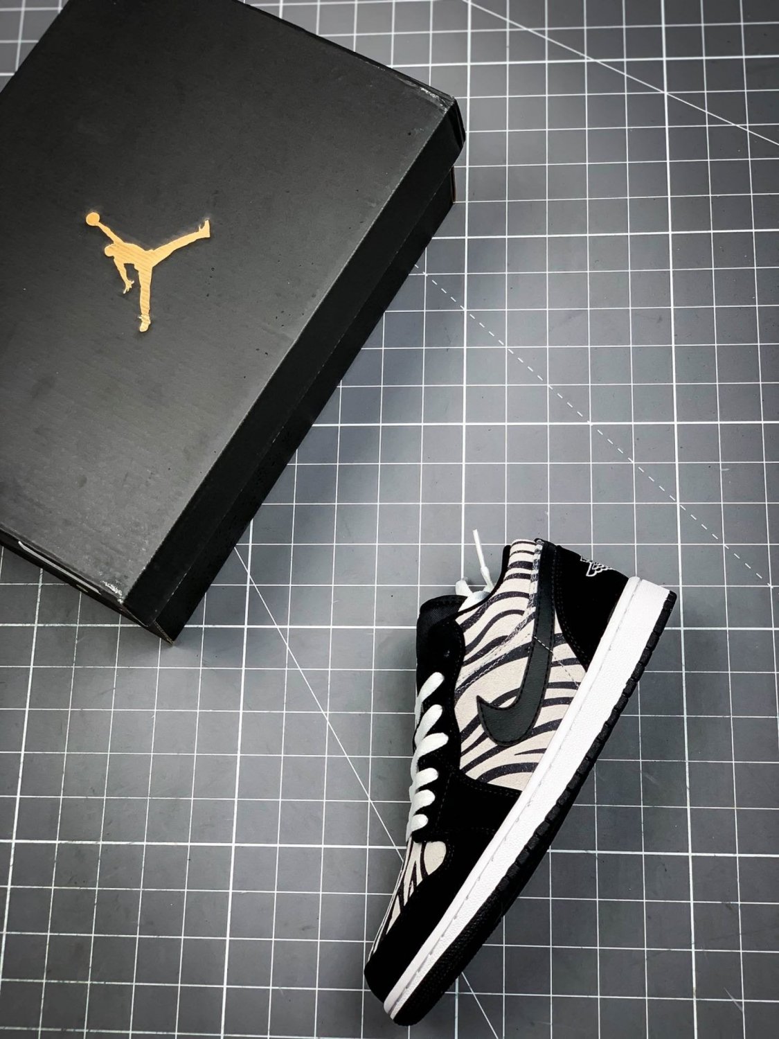Jordan 1 Low Zebra Black White