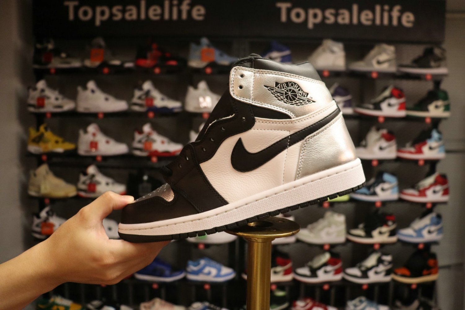 Air Jordan 1 Retro High Silver Toe