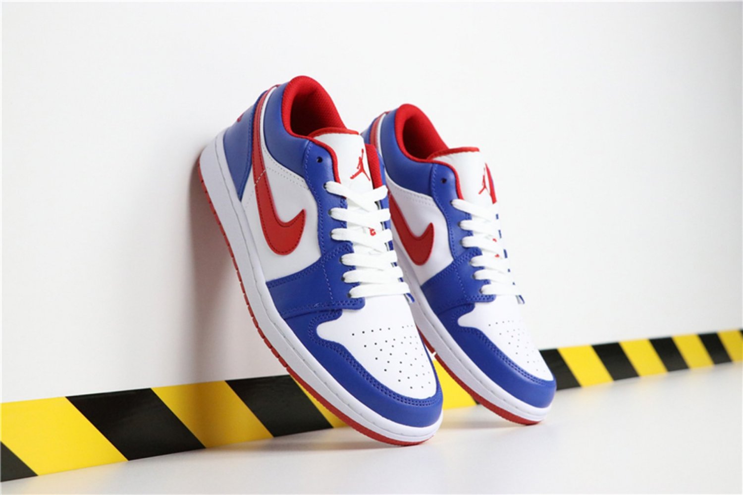 Jordan 1 Low WhiteVarsity Red-Varsity Royal