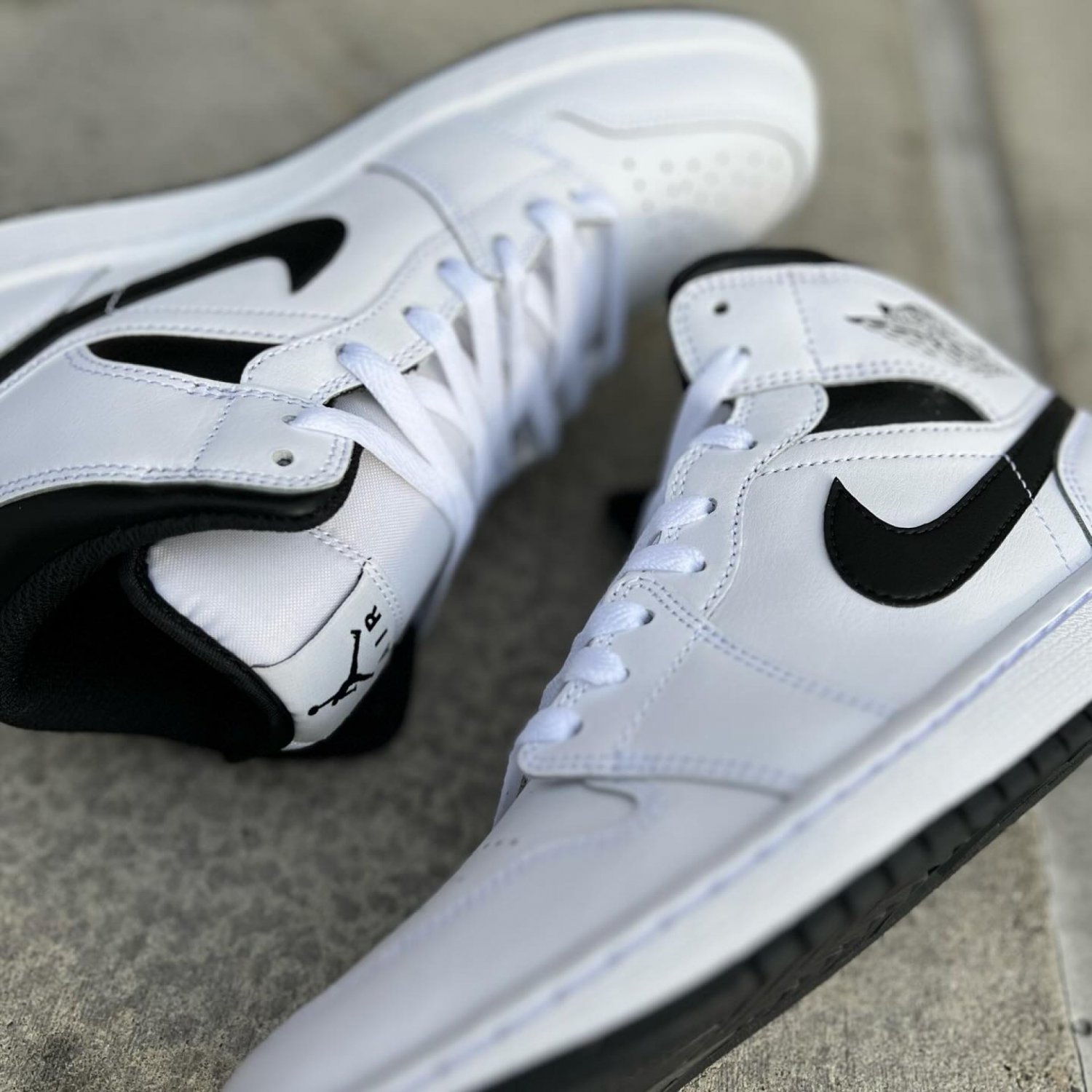 Jordan 1 Mid &acirc;��White Black&acirc;��
