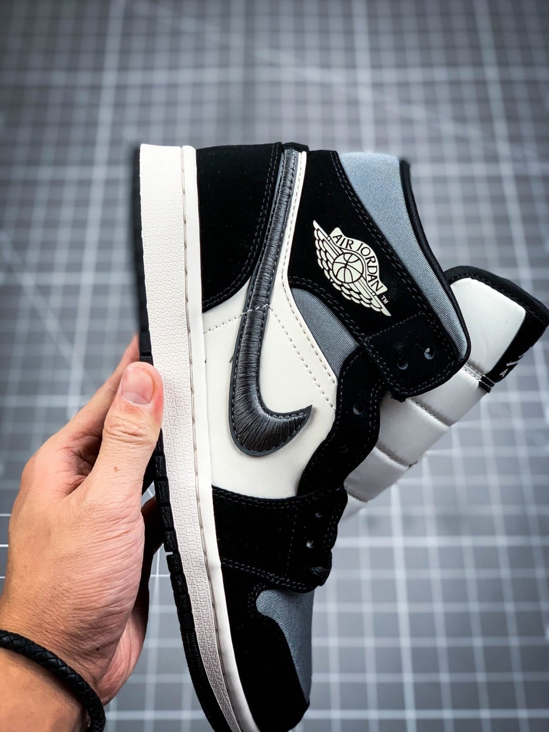 Jordan 1 Mid Satin Grey Toe Black