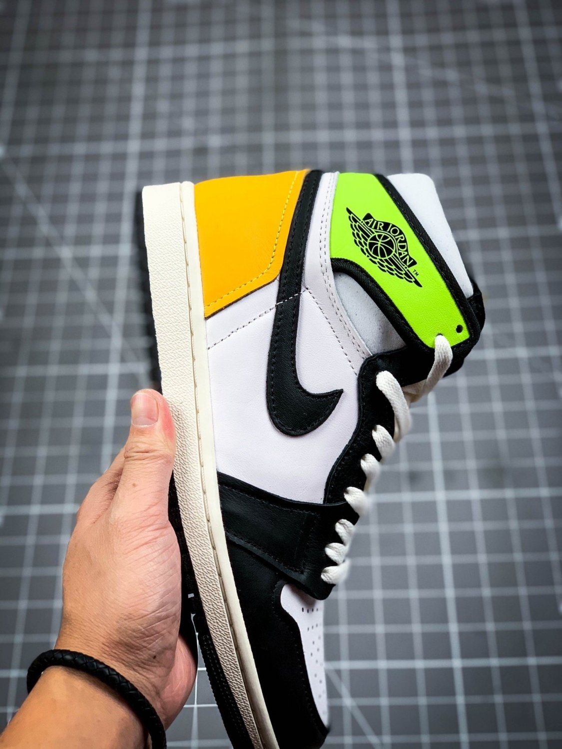 Jordan 1 Retro  High OG Volt Gold