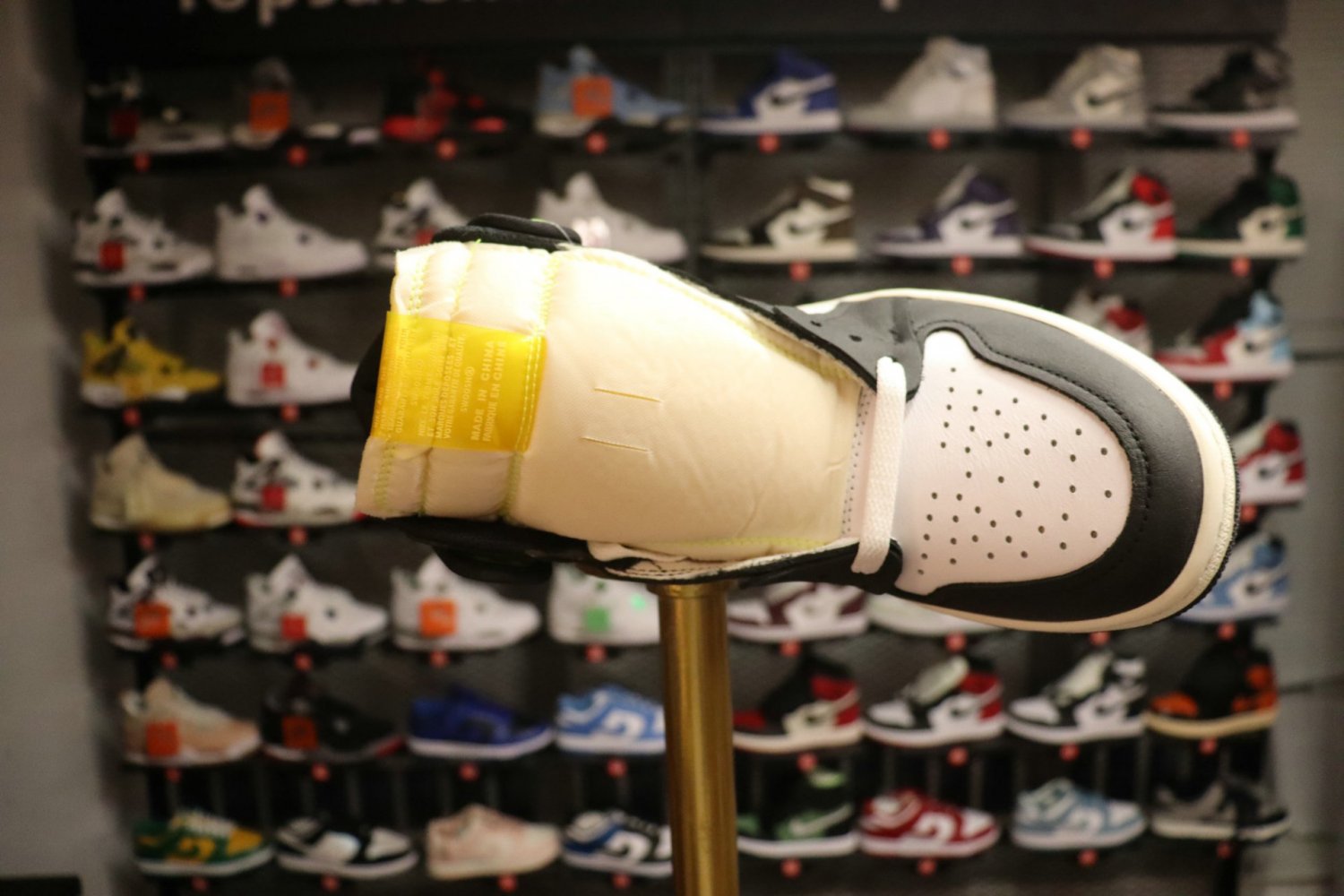 Jordan 1 Retro High OG 'Volt Gold' 555088-118