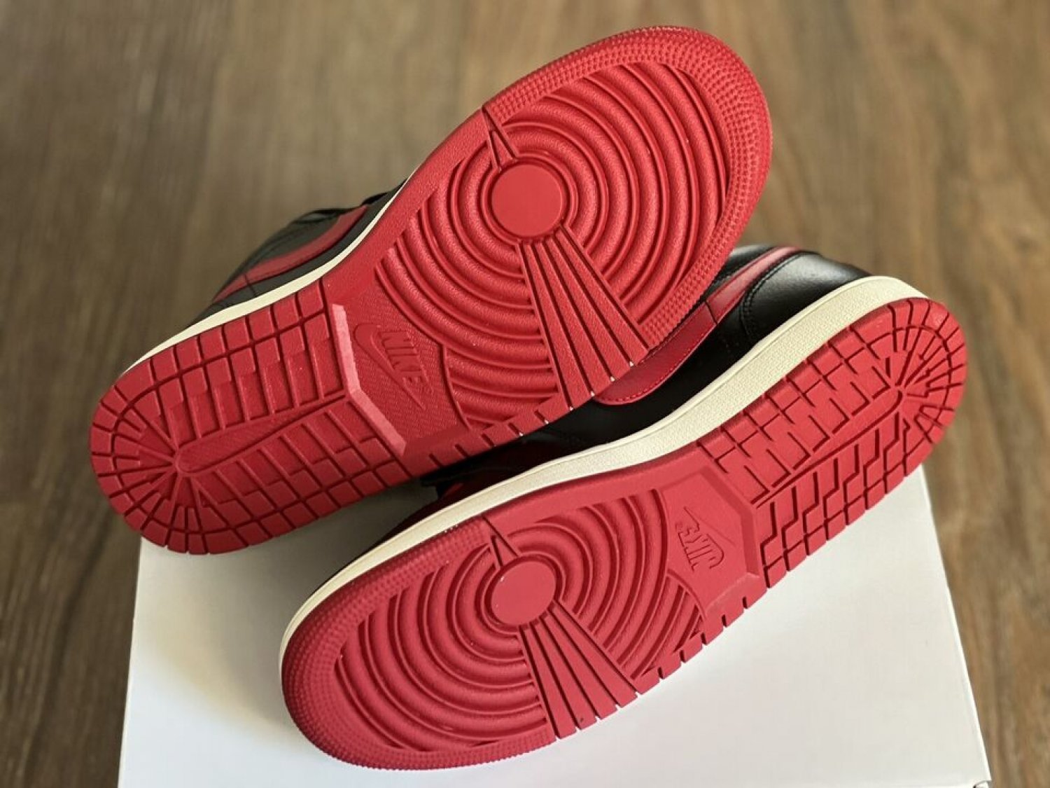 NEW      Jordan 1 Low Bred Sail