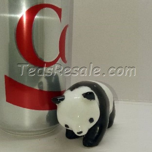 Sweet Panda walking alone (figurine)