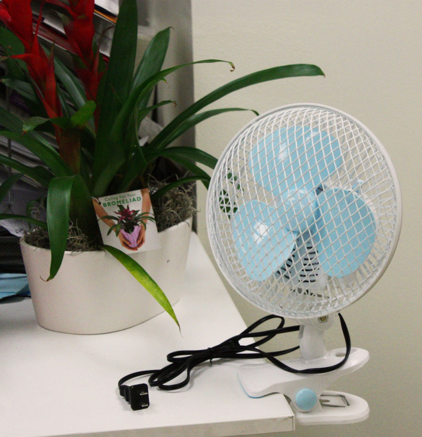 7" 2 SPEED OSCILLATING MULTI-USE FAN STAND UP, WALL MOUNT, OR CLIP ON 110v