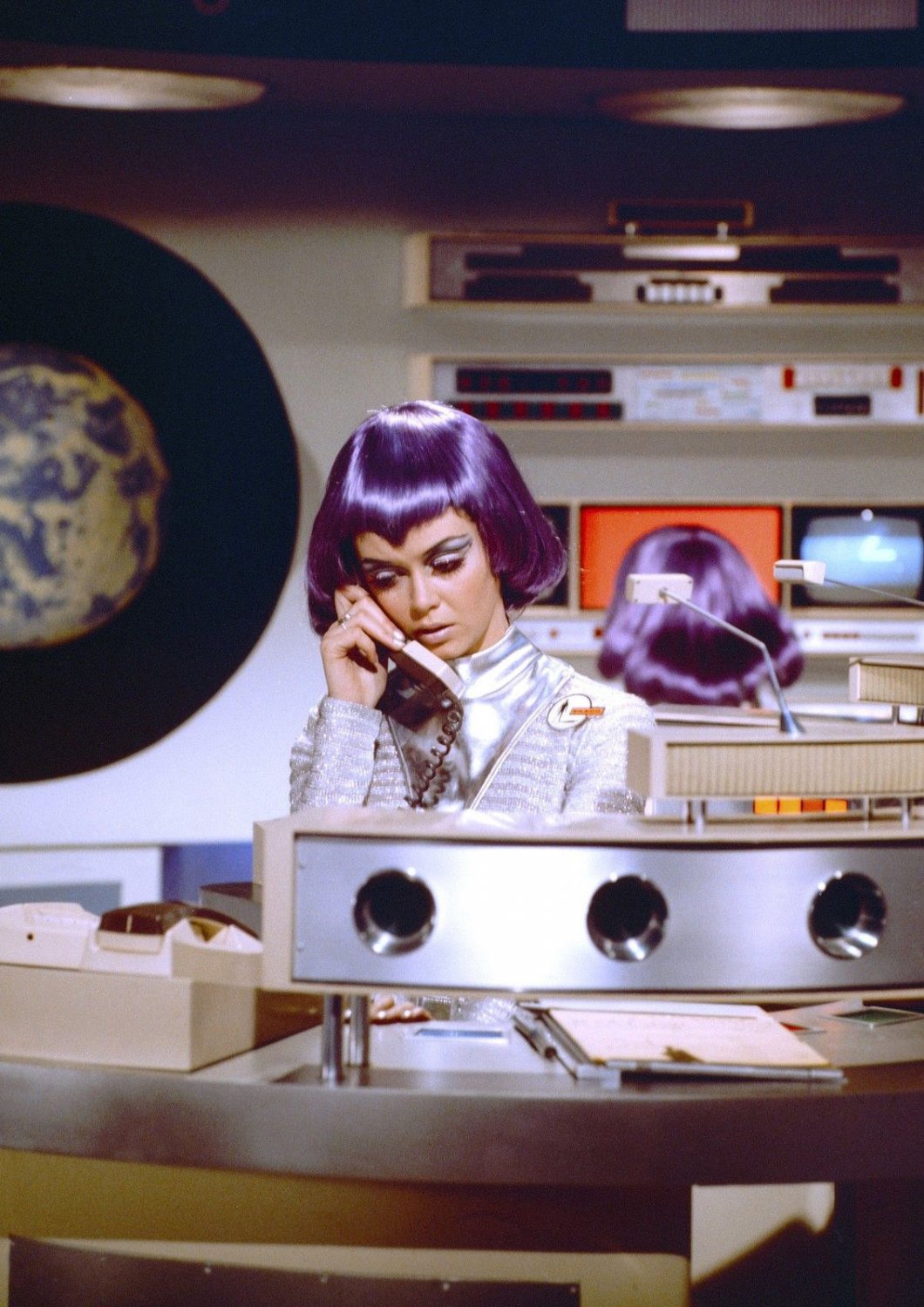 Drake ufo. Gabriella drake. Gabrielle drake ufo в мини юбке. реклама шадо актриса. габриэль дрейк.