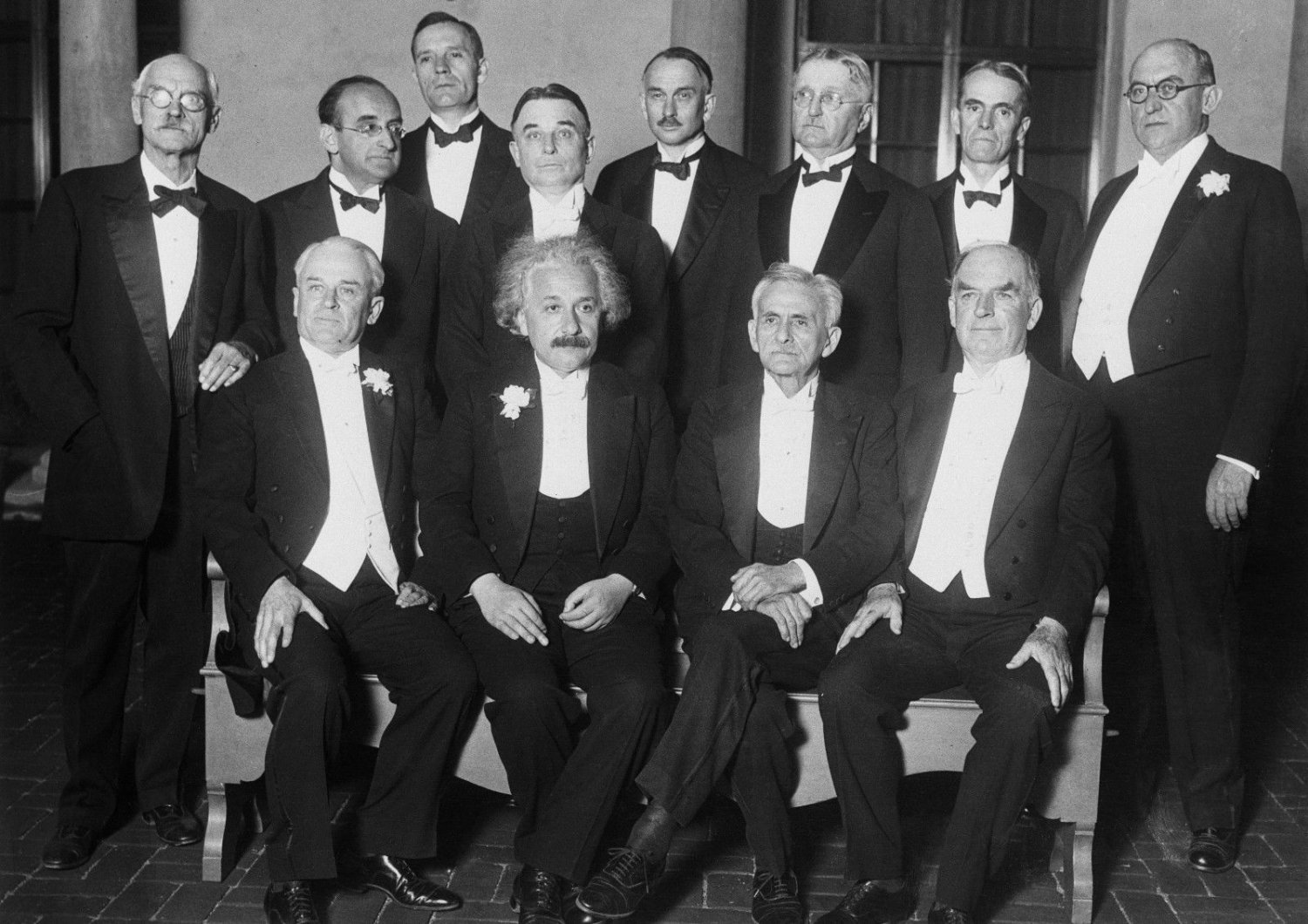 Если xx век это торжество физики. Сольвеевский конгресс 1927 Эйнштейн. Сольвеевский конгресс 1911. Сольвеевский конгресс 1927 групповой снимок. Сольвеевский конгресс 1927 года участники.