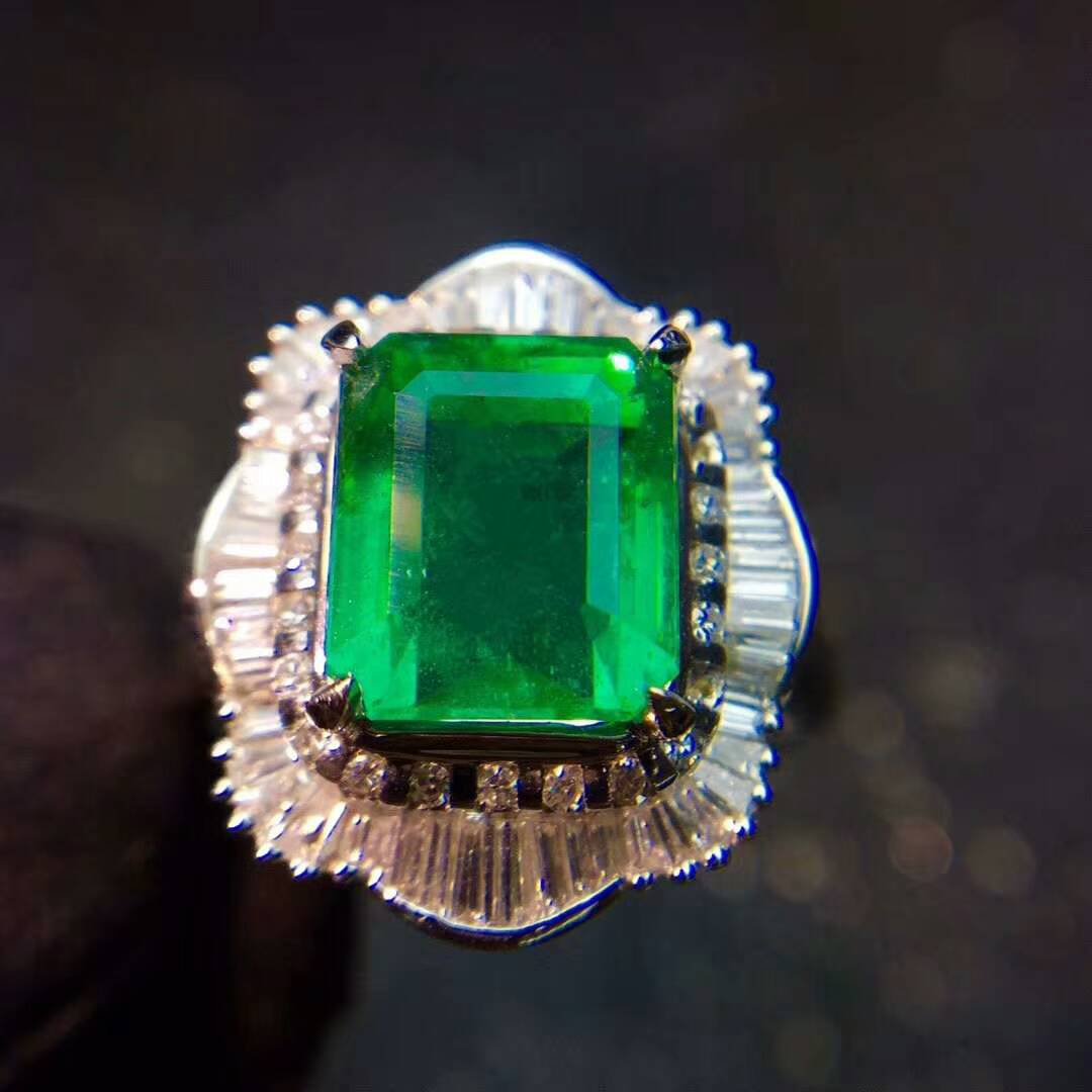 3.9ct Emerald Ring in 18K Gold