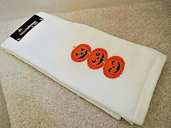 Halloween Hand Towel for Bath/Kitchen Embroidered Pumpkins on White NWT