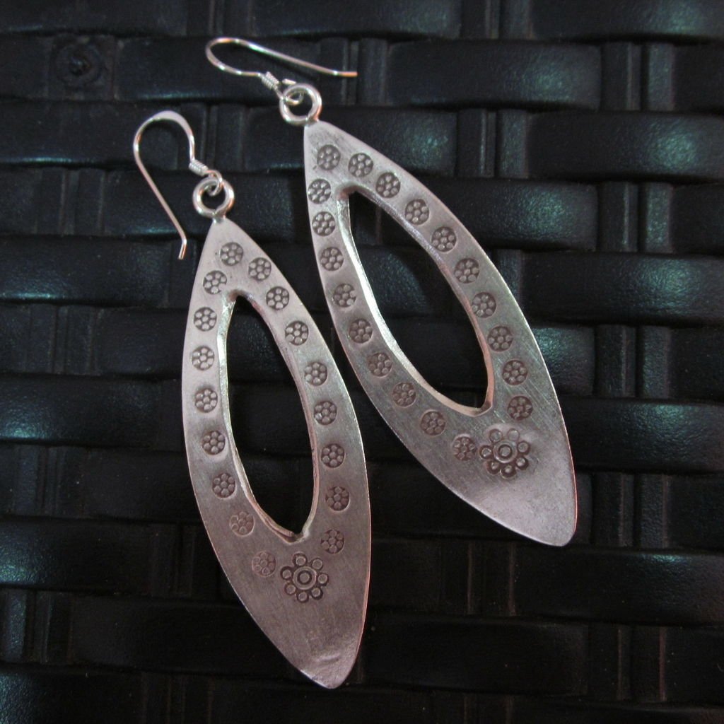 Silver Earrings Hill Tribe Handcraft Ethnic Artisan Oval Shape er032