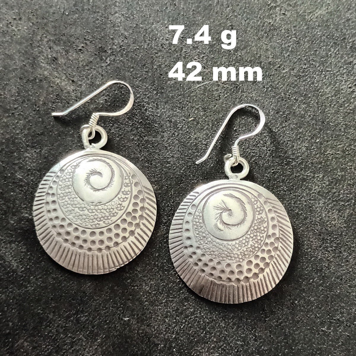 FINE SILVER EARRINGS VINTAGE CRAFT DANGLE ARTISAN 7g EMBOSSED ROUND #E027
