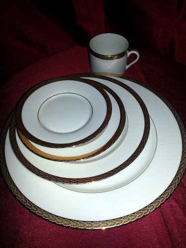 Fitz and Floyd "Roanoke" (Gold) 5 pc fine porcelain setting