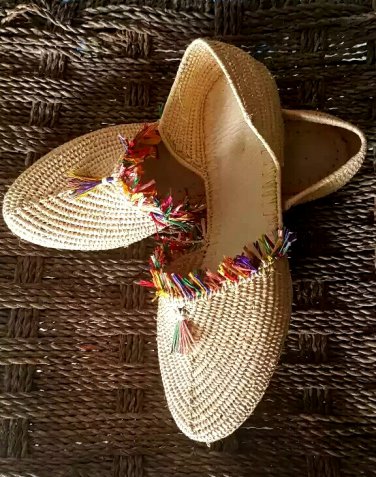 Moroccan hand braided two pieces flats made of raffia.
