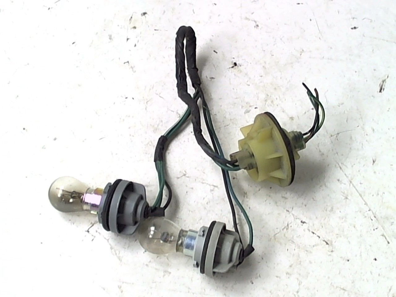00 01 02 MITSUBISHI SPYDER ECLIPSE RH TAIL BRAKE TURN SIGNAL LIGHT LAMP SOCKETS