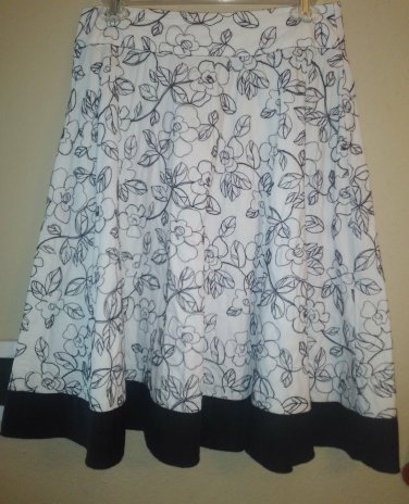 Twenty One womens size Small flare skirt floral  white black embroidered