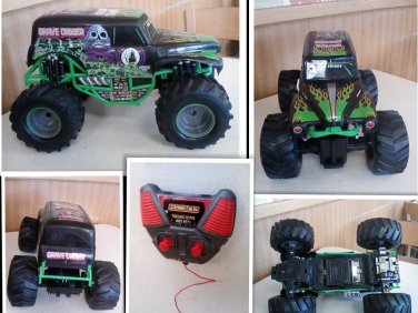GRAVE DIGGER 4 TIME CHAMPION 4 X4 BACK TO THE BONE SCALE 1:64 DIECAST BIG TOY