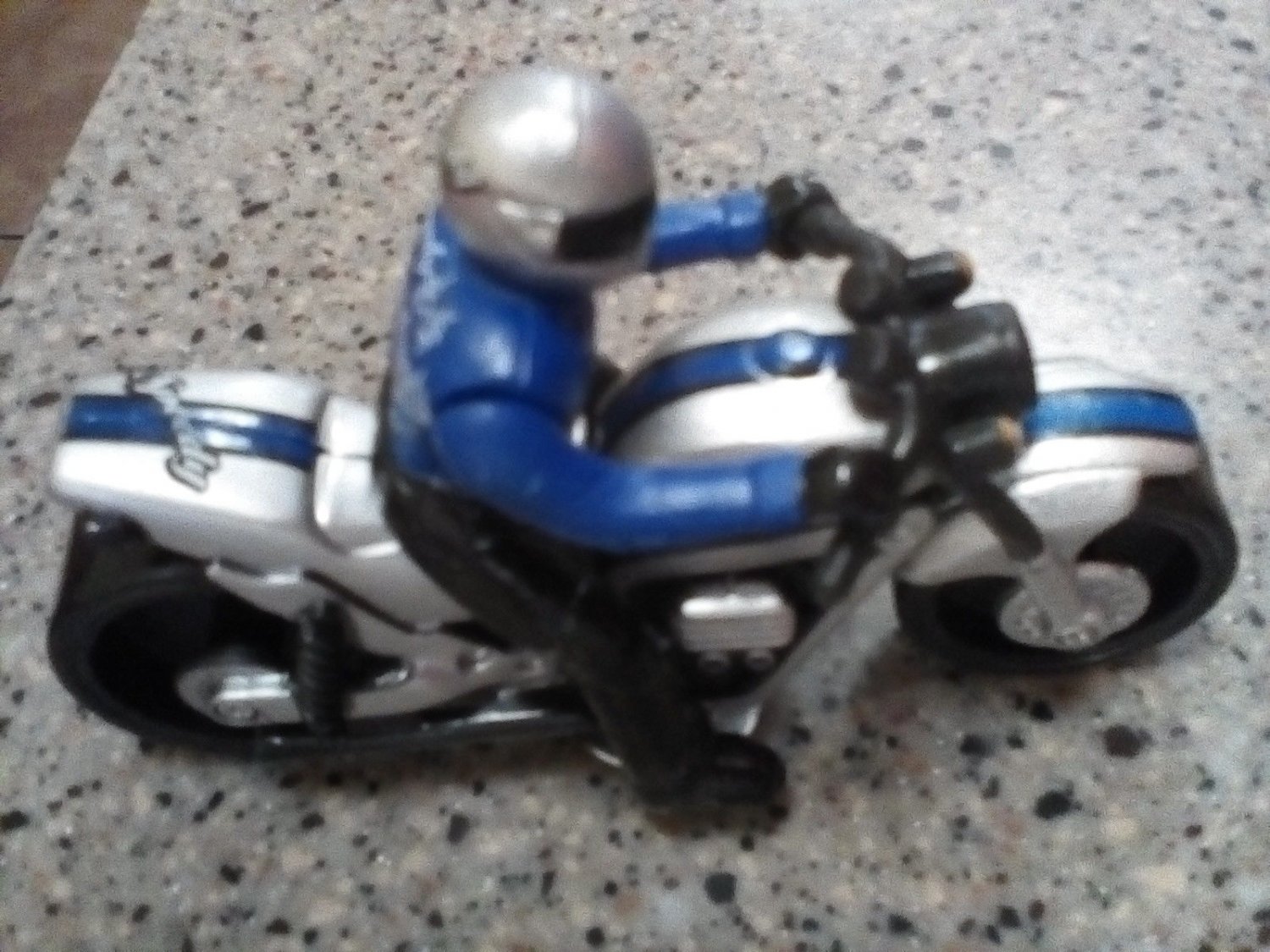 MAISTO 1:18 SCALE SPEEDY DIECAST MOTORCYCLE MODEL W. RACER DOLL