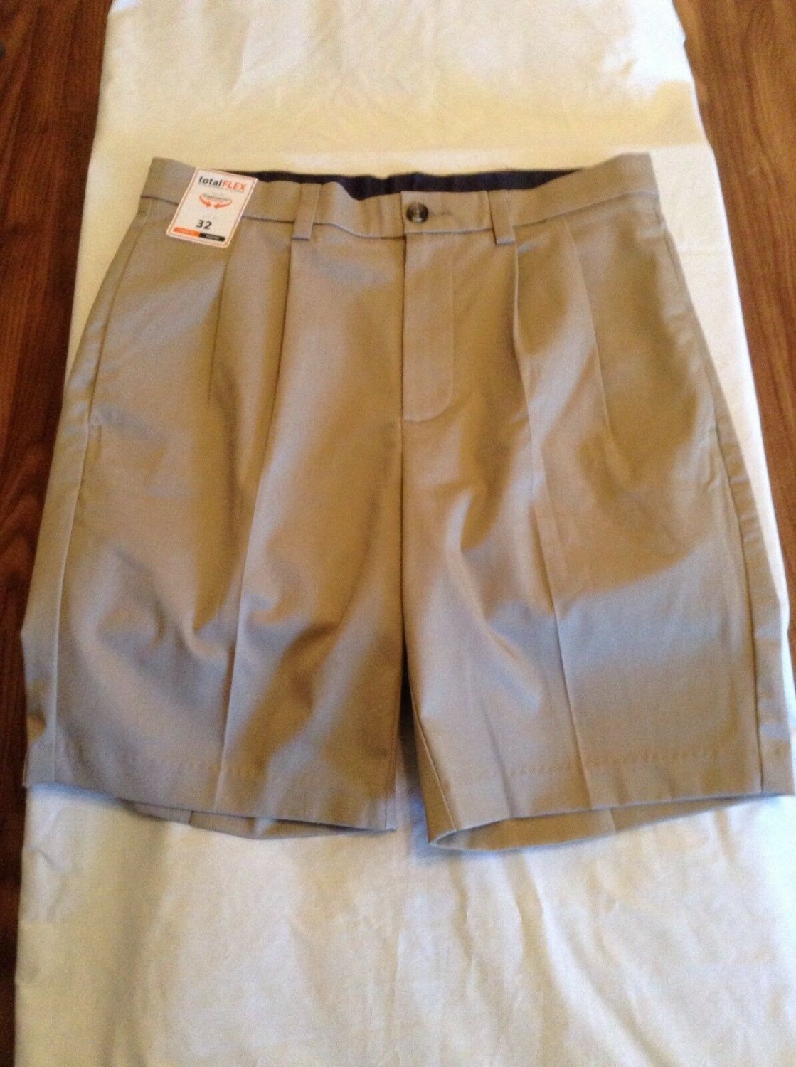 Fathers Day Size 32 Roundtree & Yorke shorts totalflex khaki pleated 9 inseam
