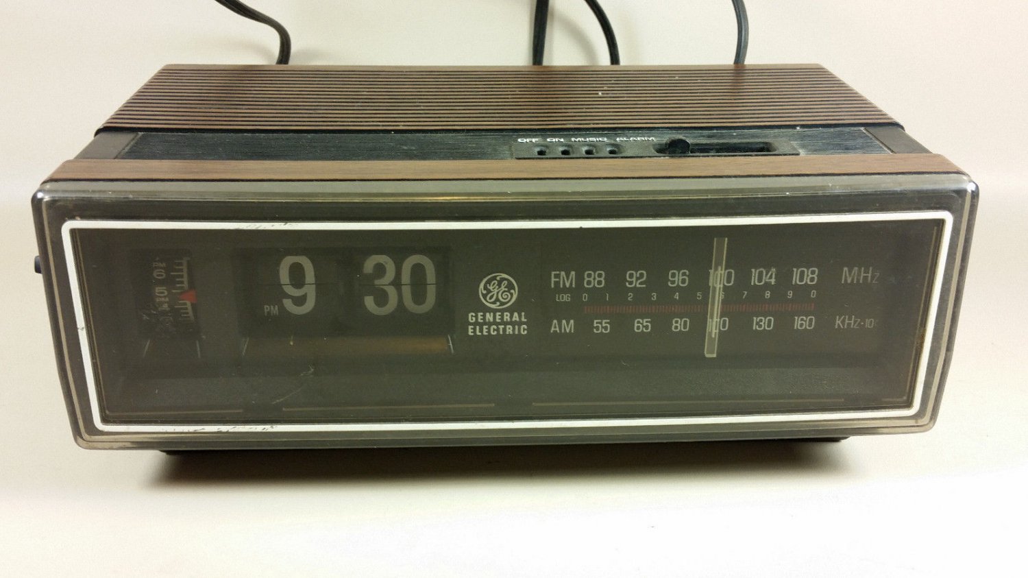 Часы радиотехника. Электроника Винтаж. Vintage Flip Clock Alarm Clock. Часы gh120a. Будильник радио овальный с антенной.