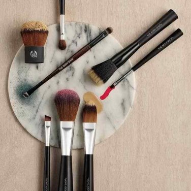 The Body Shop Black Eyeshadow Blender Brush