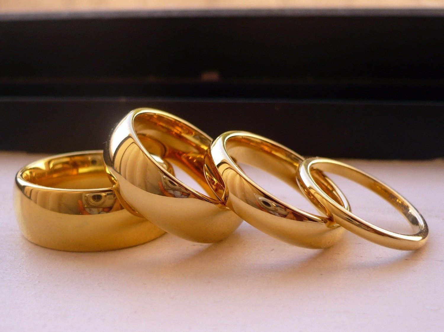 Классические обручальные кольца из золота